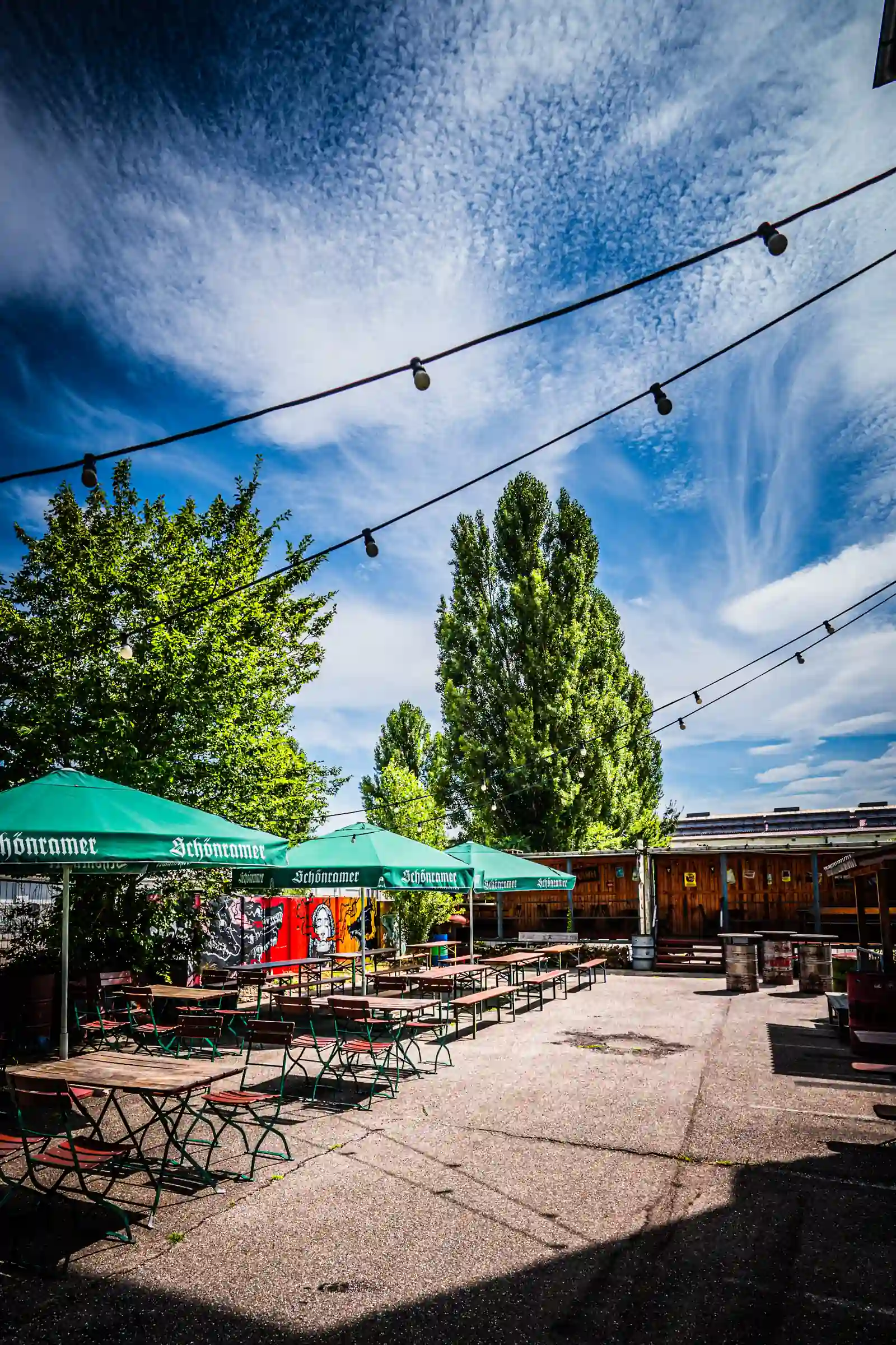 Biergarten Fabrikausschank mit Schirmen im Siloland Töging am Inn