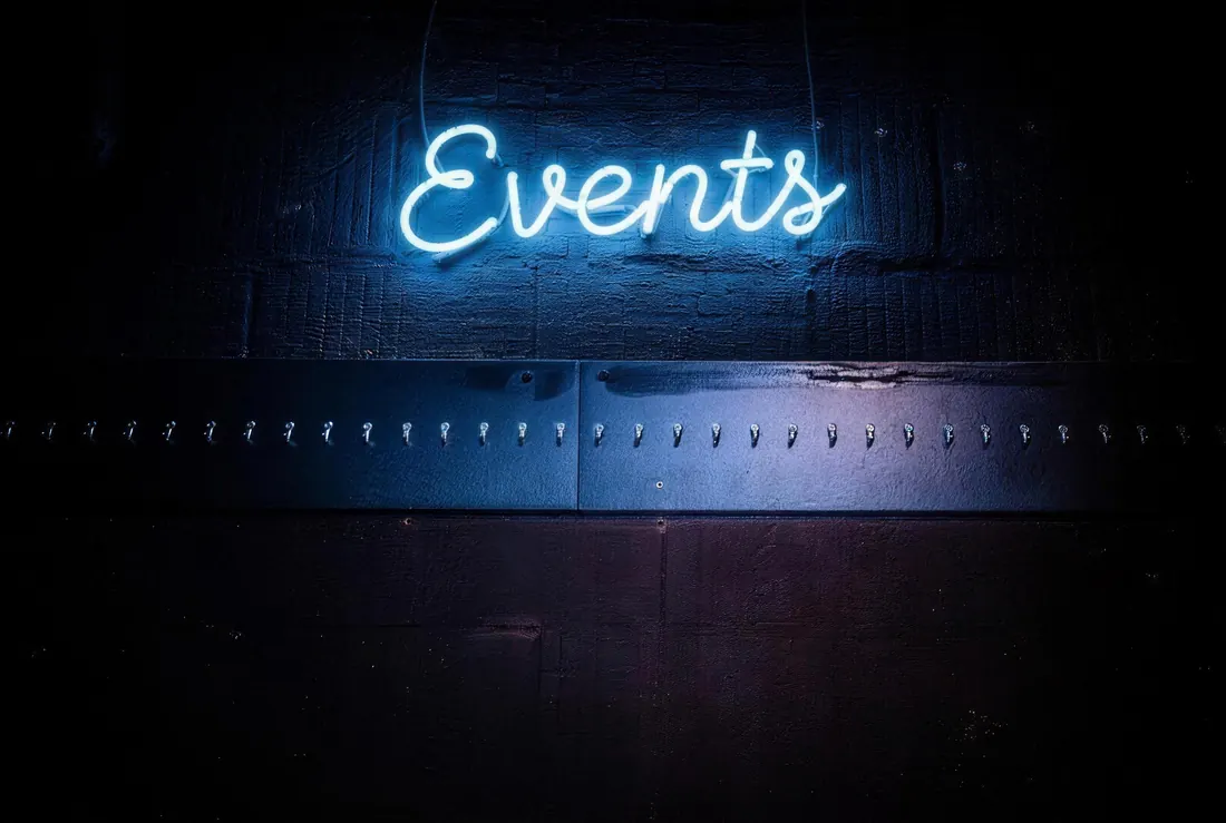 Neonschild mit dem Schriftzug Events an der Garderobenwand im Silo1 Töging