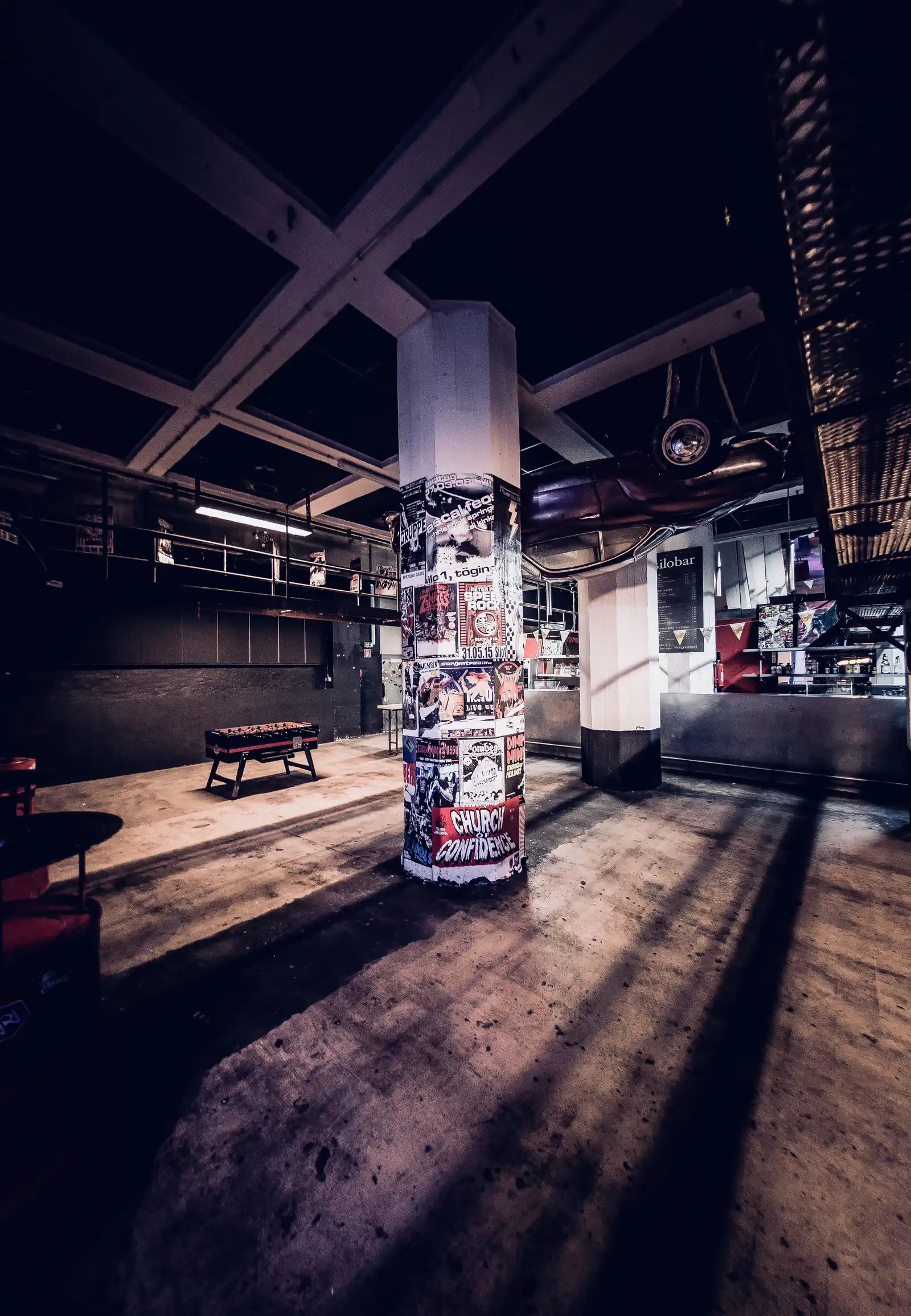 Halle mit Säulen im Silo1 Musikclub Töging am Inn