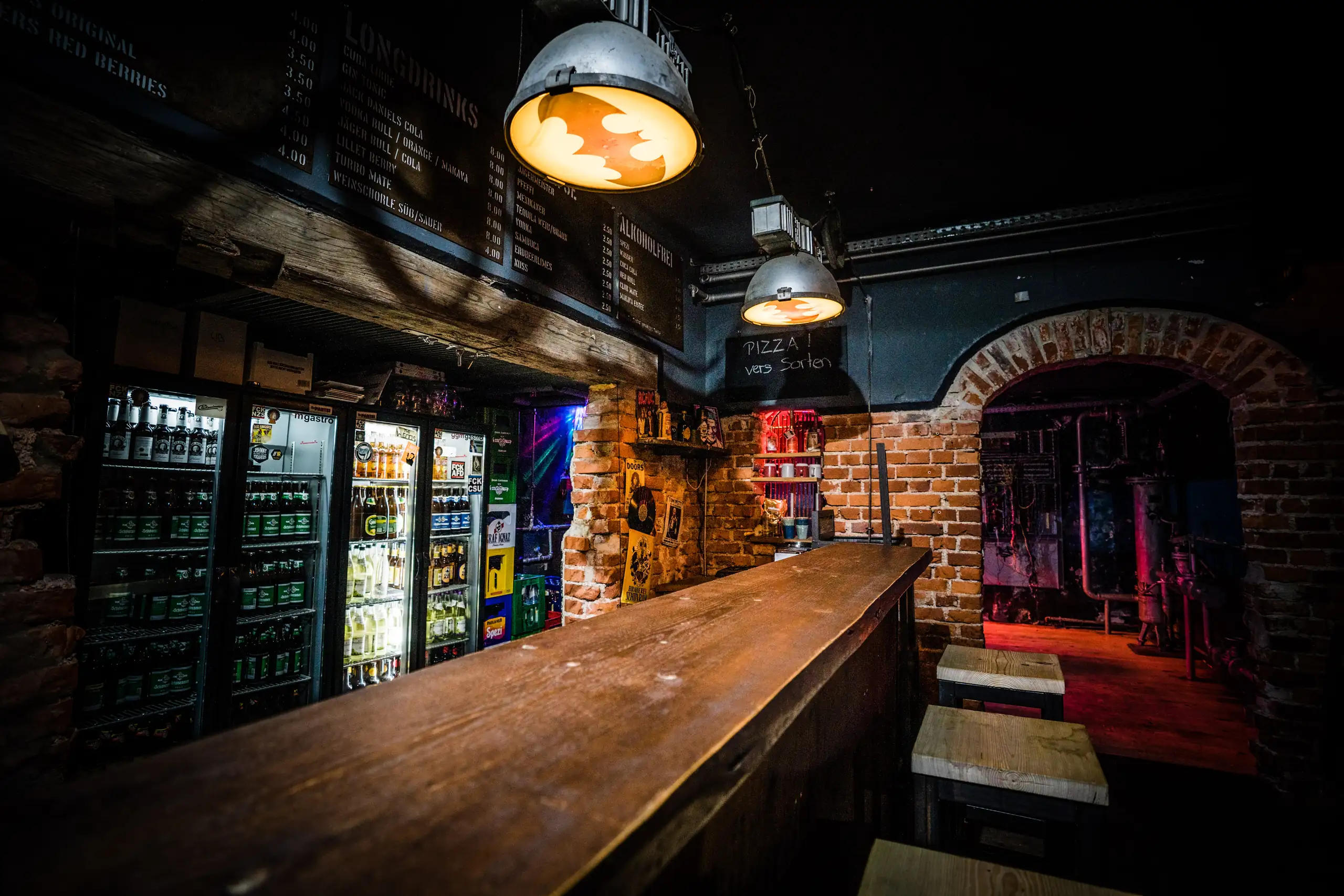 Bar mit Getränkekühlschränken im Schutzraum des Silo1 Töging