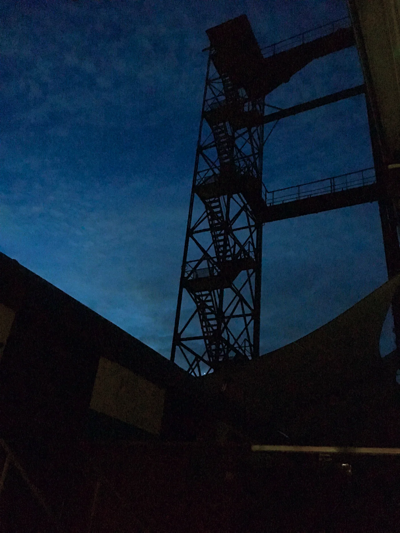 Der Silo-Turm des Silo1 in Töging am Inn bei Nacht