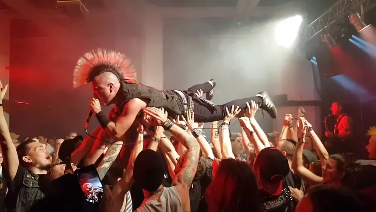 Crowdsurfing über dem Publikum bei einem Konzert im Silo1