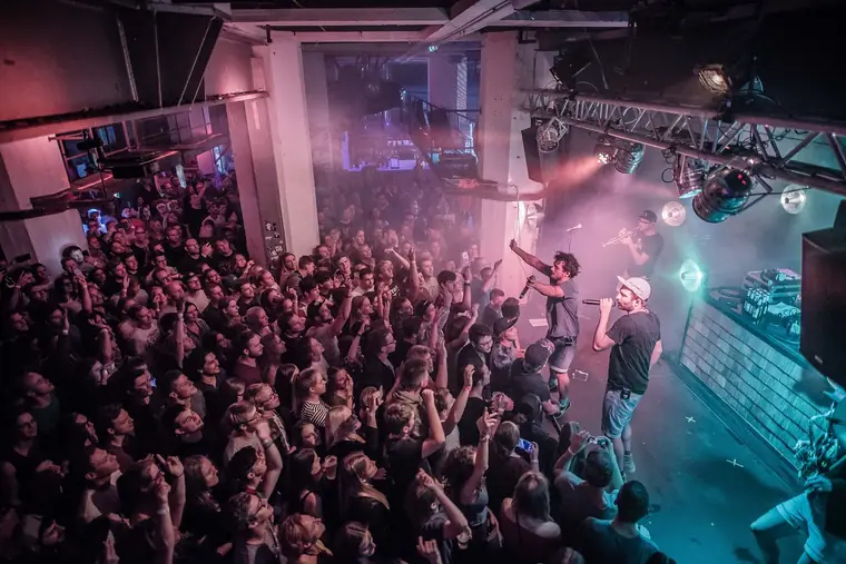 Konzert mit Bühnenlicht und Publikum im Silo1 Töging